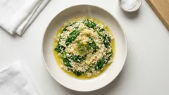 Λεμονάτο σπανακόρυζο κατσαρόλας: μελωμένο ρύζι και φωτεινή γεύση σε 30’